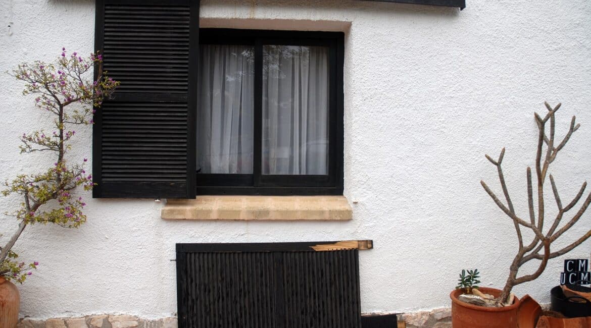 Damaged shutter